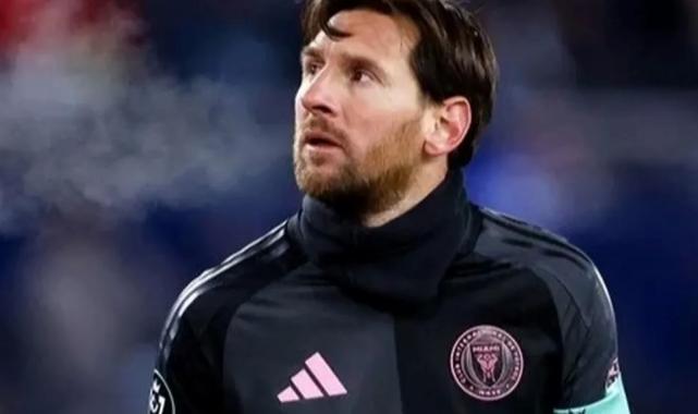 Maçın hakemi Messi’den imza istedi