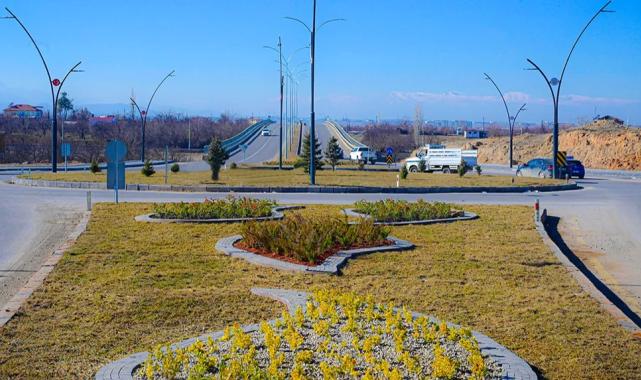 Malatya’nın caddesi yeşil görünüme kavuşuyor