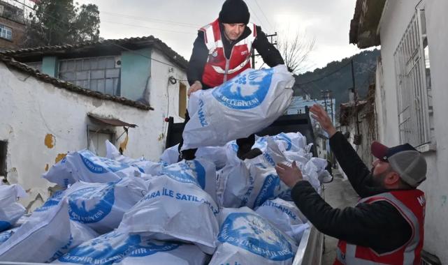 Manisa’da binlerce çuval odun ihtiyaç sahiplerine dağıtılıyor