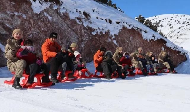 Miniklerin Jandarma ekipleriyle kar keyfi