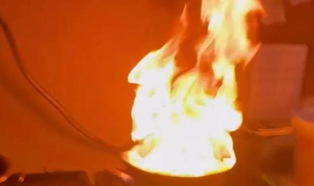 Tenceredeki yağ alev alırsa nasıl söndürülür?