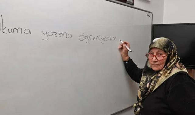 84 yaşındaki Ayşe Nine okuma yazmayı ATASEM’de öğreniyor