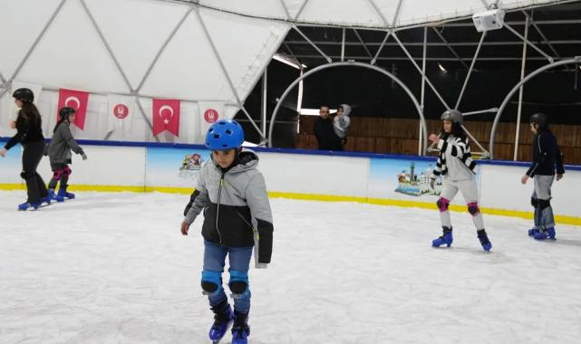 Ankara Keçiören’de buz pateni keyfi