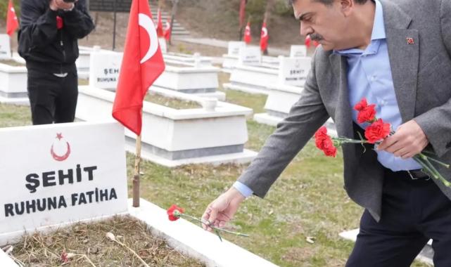 Bakan Tekin’den Erzurum Şehitliği’ne bayramlık ziyaret
