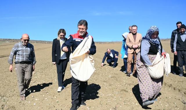 Bakan Yumaklı Taşköprü’de… Önlüğü giydi, sarımsak ekti