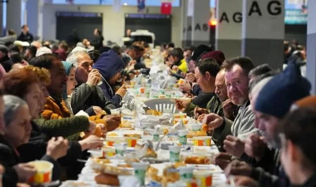 Balıkesir Ayvalık’ta binlerce kişi iftarda buluştu