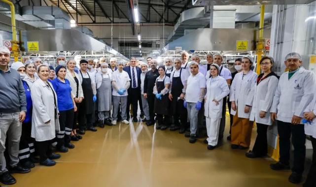 Başkan Tugay aşevinde yemek hazırlığına katıldı