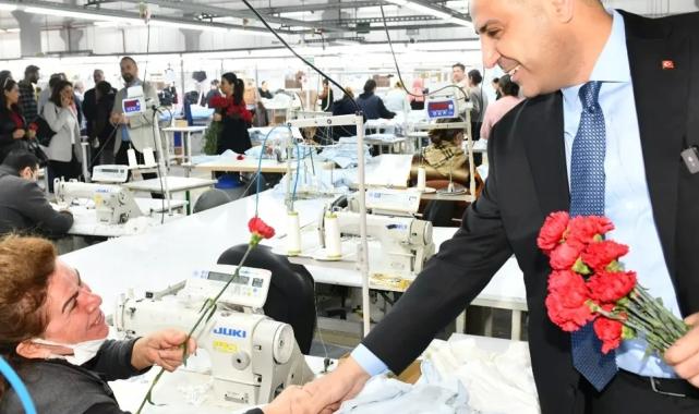 Başkan Yıldız emekçi kadınlara kırmızı karanfil dağıttı