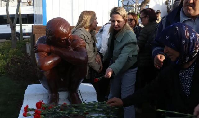 Berkin Elvan İzmir Güzelbahçe’de heykeli önünde anıldı