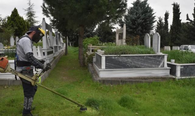 Bursa mezarlıklarında bayram hazırlığı
