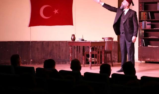 Bursa Osmangazi’de ‘Şair, Şiir, Şuur’ oyunu tiyatroseverlerle buluştu