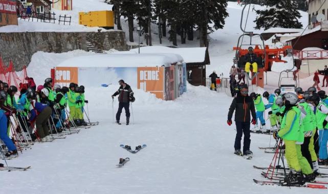 Bursa Uludağ’da öğrencilerin kayak keyfi