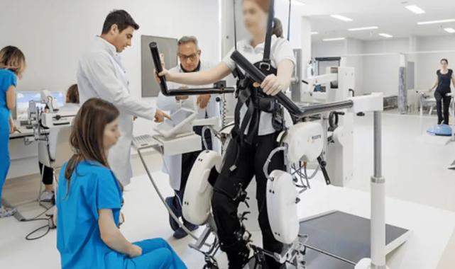 Depremde felç kalanları robotlar ayağa kaldırıyor