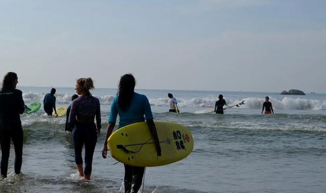 Depremzedeli çocuklar sörf becerilerini Sri Lanka’da geliştirdi