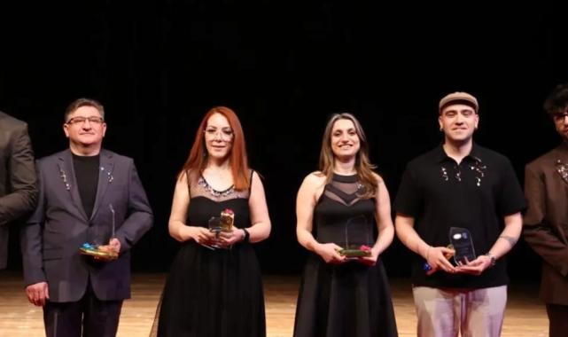 DEÜ’de tiyatro coşkusu: Muhsin Ertuğrul ve Suat Taşer ödülleri sahiplerini buldu 