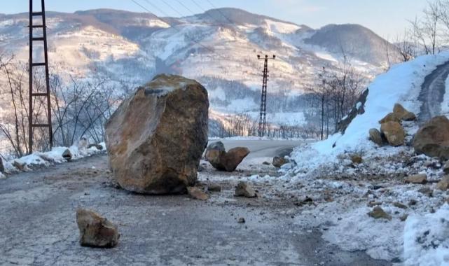 Eriyen karlar heyelanlara yol açtı