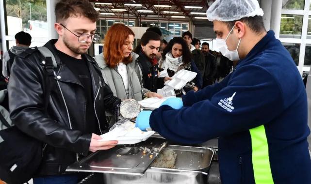 İzmir Büyükşehir’den üniversite öğrencilerine sıcak yemeğe devam