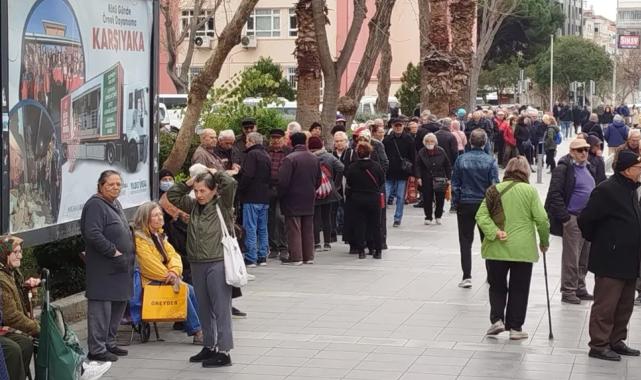 İzmir Karşıyaka’da emekliler yumurta kuyruğunda!
