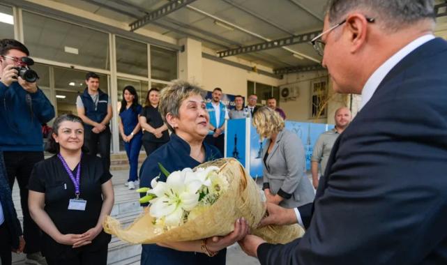 İzmir’de Başkan Tugay’ı duygulandıran hediye