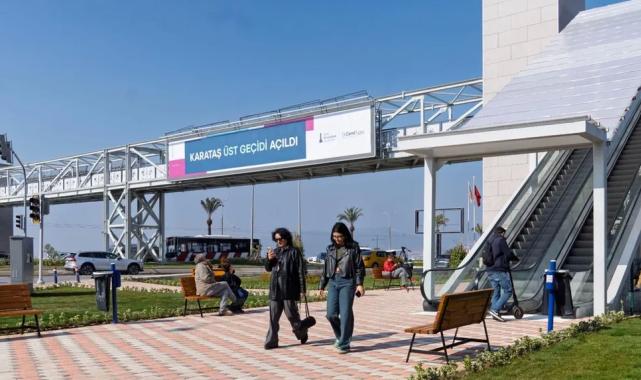 İzmir’de ‘Karataş Yaya Üst Geçidi’ hizmete açıldı