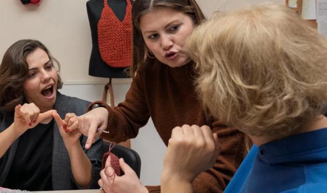 İzmir’de sağırların ‘sesi’ oluyorlar