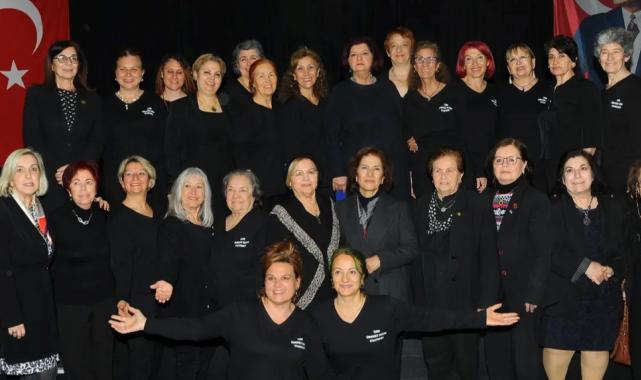 İzmirli kadınlardan demokrasi ve adalete siyah giysili protesto