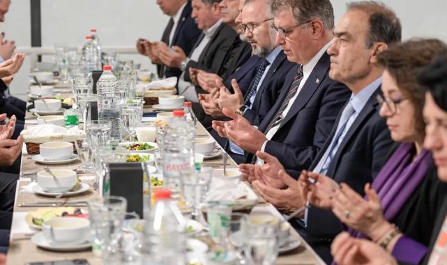 İzmirli meclis üyeleri aynı sofrada iftar yaptı