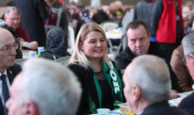 İzmit’te halk iftarında Başkan Hürriyet Akmeşeliler’le buluştu