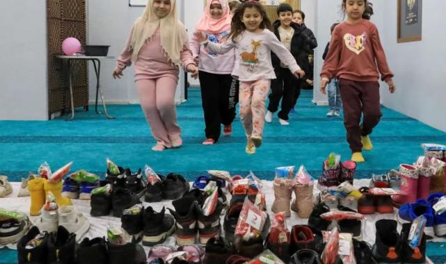 Kızılay gönüllülerinin ayakkabılara bıraktığı hediyeler yüz güldürdü