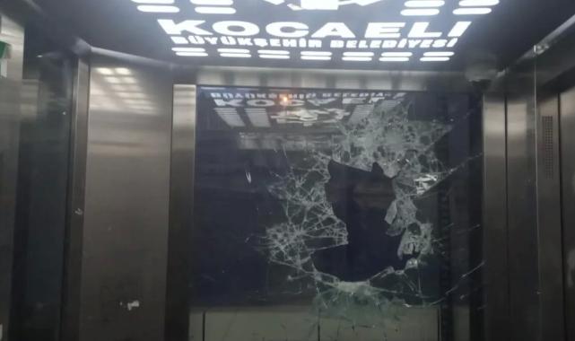Kocaeli’de vandalizim! Kaldırım taşları ile asansörün camı parçalandı!