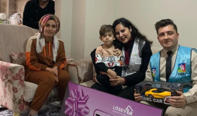 LÖSEV’den lösemi ve kanserle mücadele eden çocuklara yardım çeki