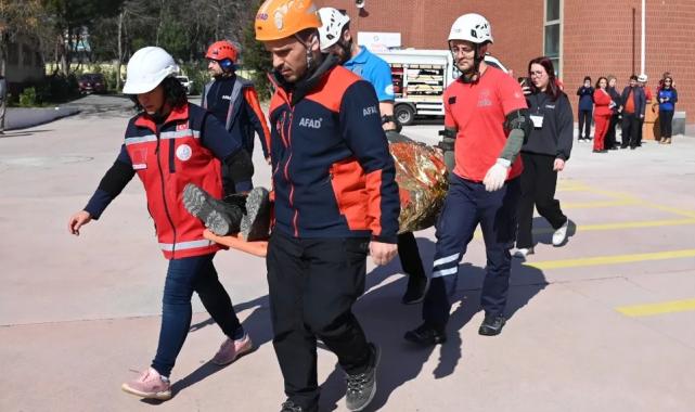 Manisa’da öğrencilere yYönelik deprem tahliye tatbikatı
