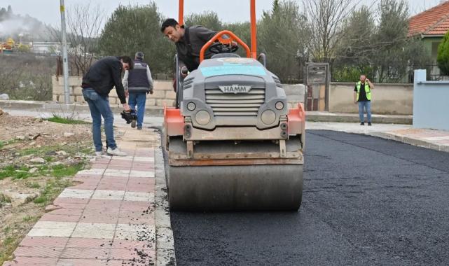 Manisa’da Turgut Özal Mahallesi’nin yollarını yeniliyor