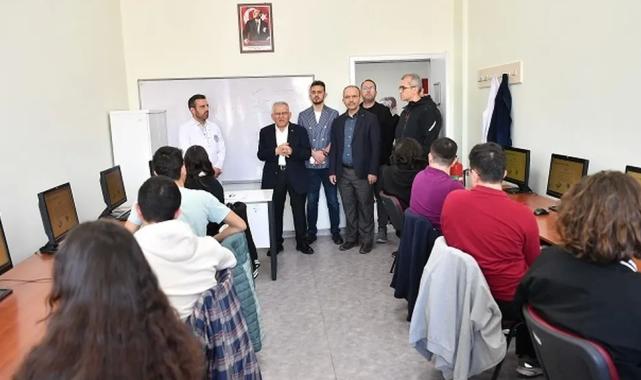 Memduh Büyükkılıç geleceğin bilim yıldızlarıyla buluştu