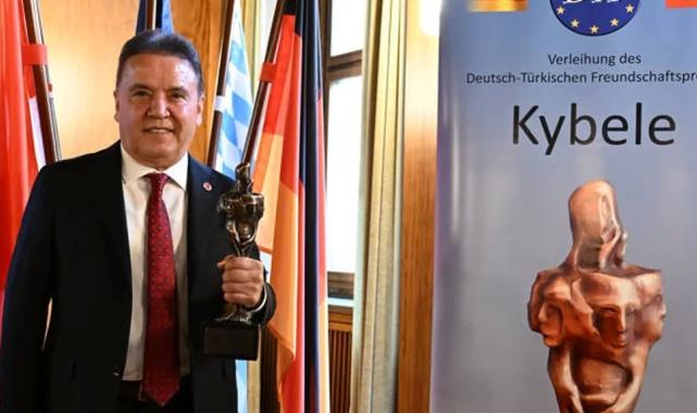 Muhittin Böcek “Kybele” ödülünü aldı