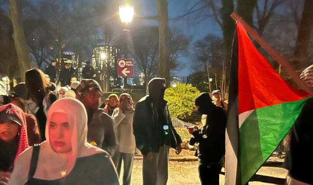 Müslümanlar, New York Belediye Başkanı’nın iftar yemeğini protesto etti