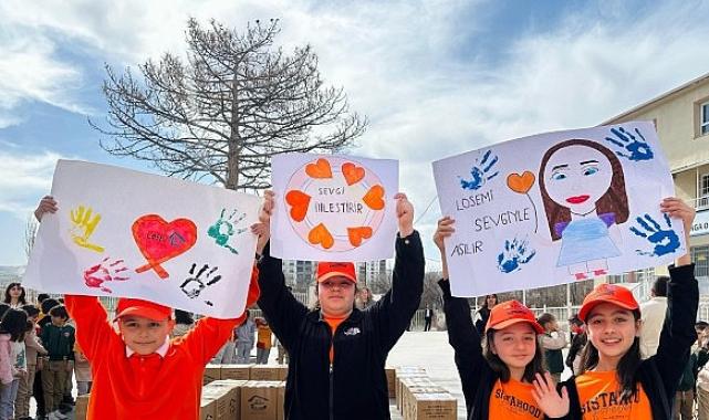 Öğrencilerden lösemili kardeşlerine koli koli mutluluk