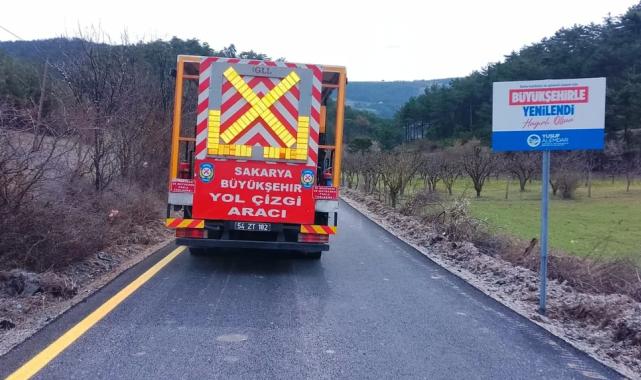 Sakarya Büyükşehir’den kırsal yollarda çizgi mesaisi