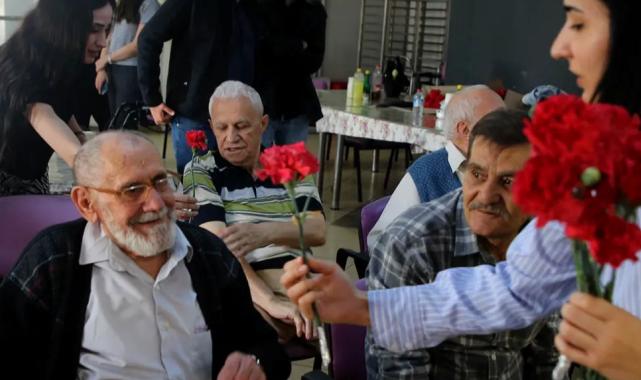 Sakarya Büyükşehir’den yaşlıların yüzünde tebessüm olan ziyaret