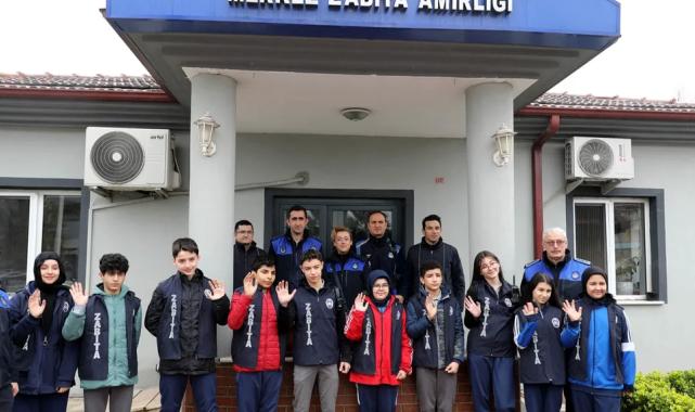Sakarya’da çocuk zabıtalar sahaya indi!