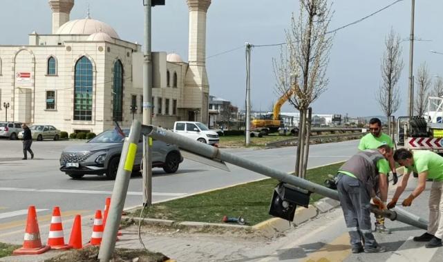 Sakarya’da kullanılamaz hale gelen trafik ışığına hızlı müdahale!