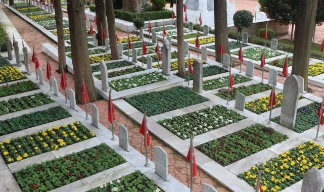 Şehitlikler, “18 Mart Çanakkale Zaferi” için hazırlandı