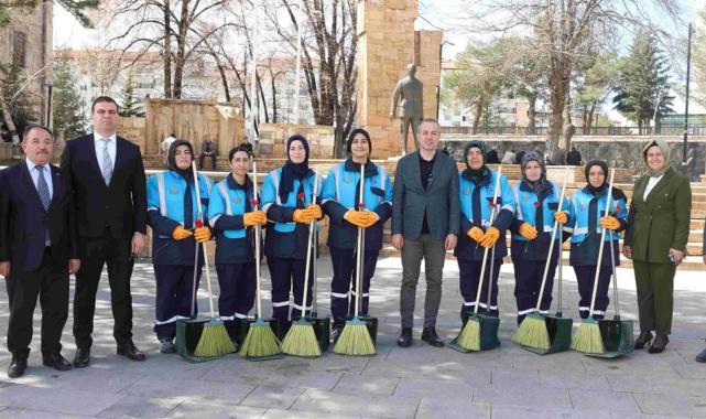 Sivas’ta şehir temizliğine kadın eli değdi