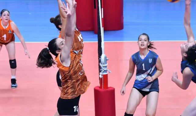 Voleybol maçında kadınlar sahada olacak