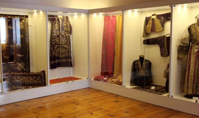 150 yıllık kıyafetler göz kamaştırıyor