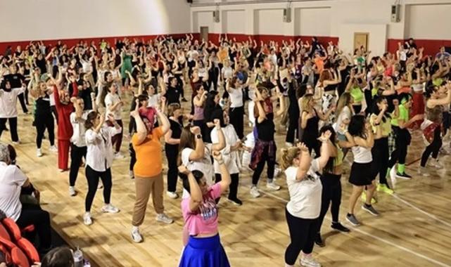 350 kadın kursiyer Dünya Dans Günü’nde zumba gösterisi yaptı