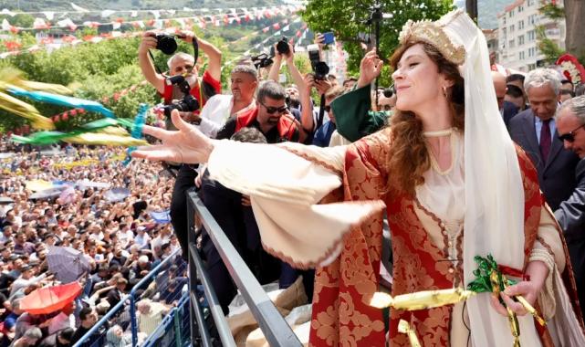 8 ton mesir macunu halka saçıldı