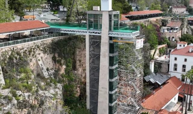 Antalya Yat Limanındaki asansörde bakım onarım!