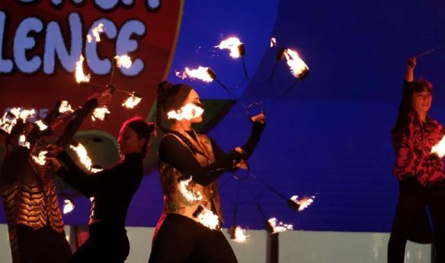 Ateş gösterisi izleyenleri büyüledi