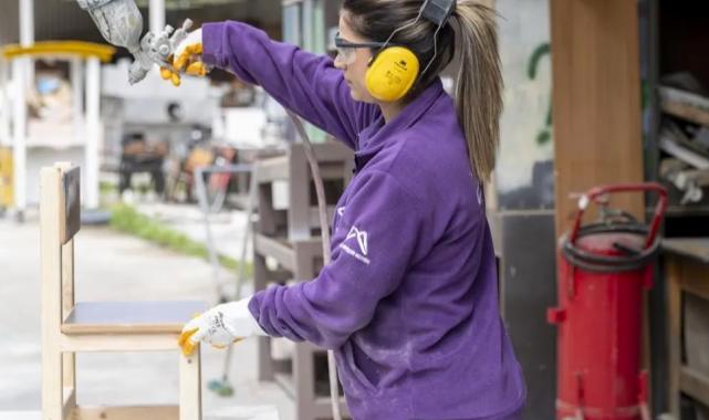 Atık deyip geçmeyin! Okullar masa sandalye oluyor